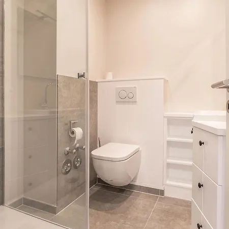 Hochwertig Moeblierte 2-zimmer-wohnung Mit Balkon Apartmán