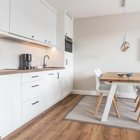 Hochwertig Moeblierte 2-zimmer-wohnung Mit Balkon